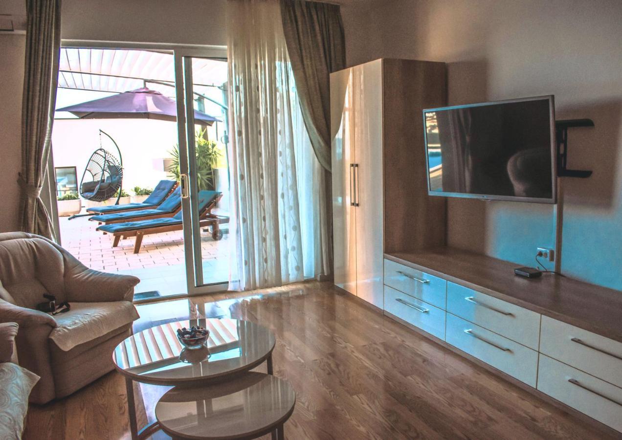 Apartment With Private Pool "Patricia" Макарска Экстерьер фото