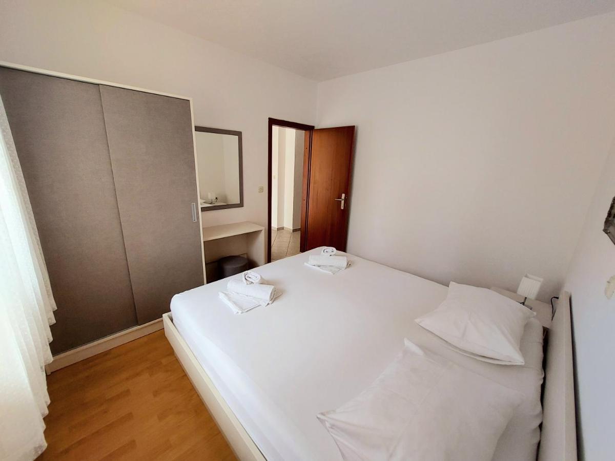 Apartment With Private Pool "Patricia" Макарска Экстерьер фото